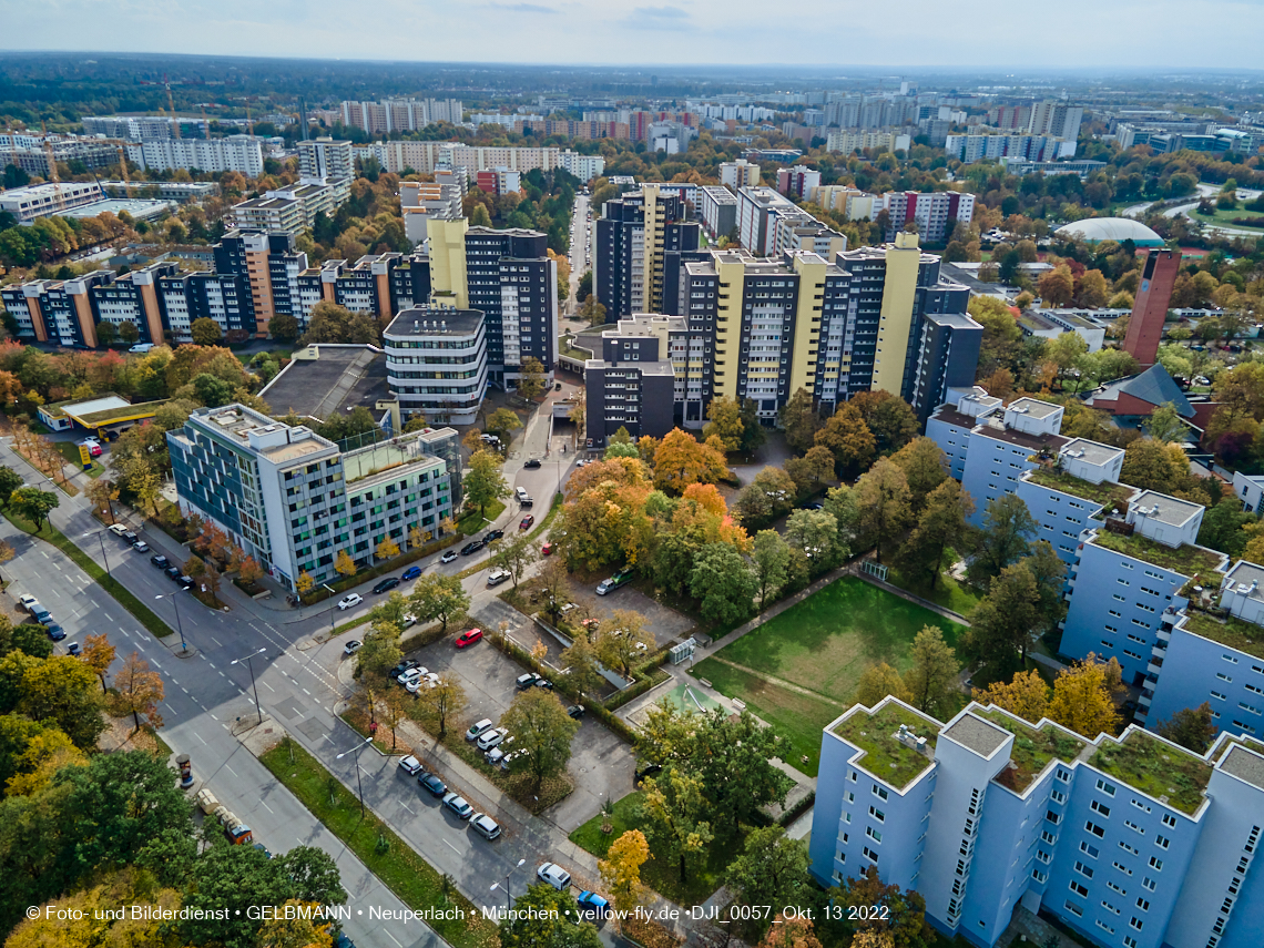 13.10.2022 - Das Marx-Zentrum und Wohnanlage Karl-Marx-Ring 52-62 in Neuperlach